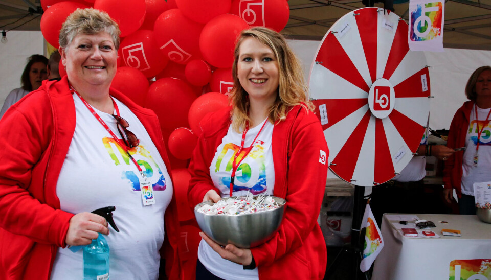 INKLUDERER: Katrine Jacobsen og Maren Oddvang er begge tillitsvalgte i Fagforbundet og står på stand for LO i Pride Park. – Det har vært mange innom, sier de. INKLUDERER: Katrine Jacobsen og Maren Oddvang er begge tillitsvalgte i Fagforbundet og står på stand for LO i Pride Park. – Det har vært mange innom, sier de.