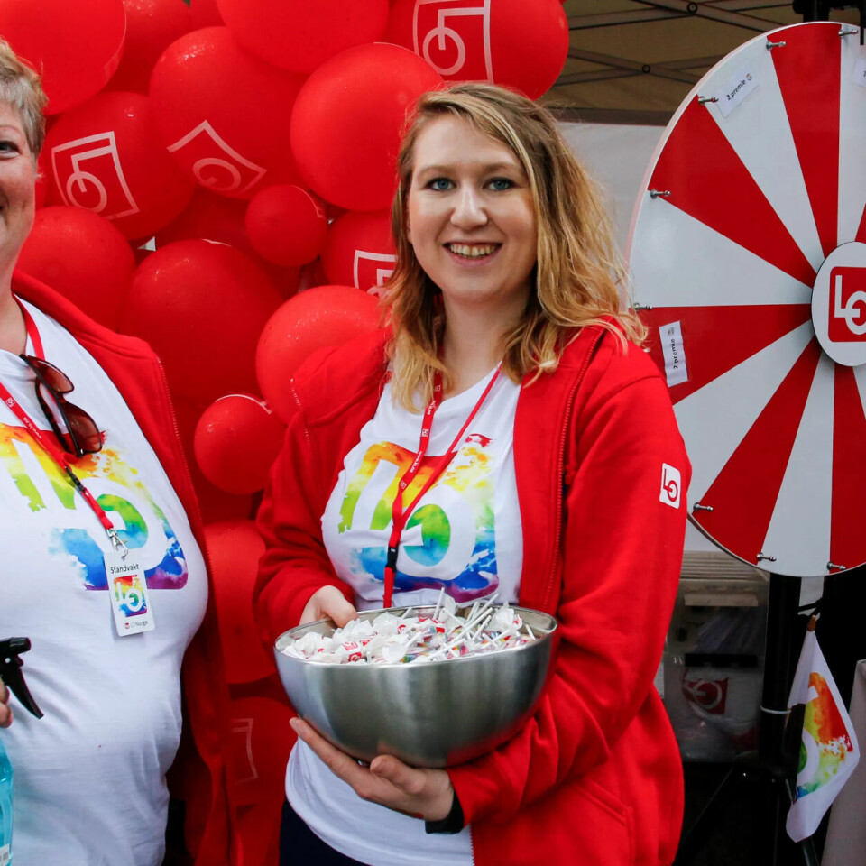 INKLUDERER: Katrine Jacobsen og Maren Oddvang er begge tillitsvalgte i Fagforbundet og står på stand for LO i Pride Park. – Det har vært mange innom, sier de. INKLUDERER: Katrine Jacobsen og Maren Oddvang er begge tillitsvalgte i Fagforbundet og står på stand for LO i Pride Park. – Det har vært mange innom, sier de.