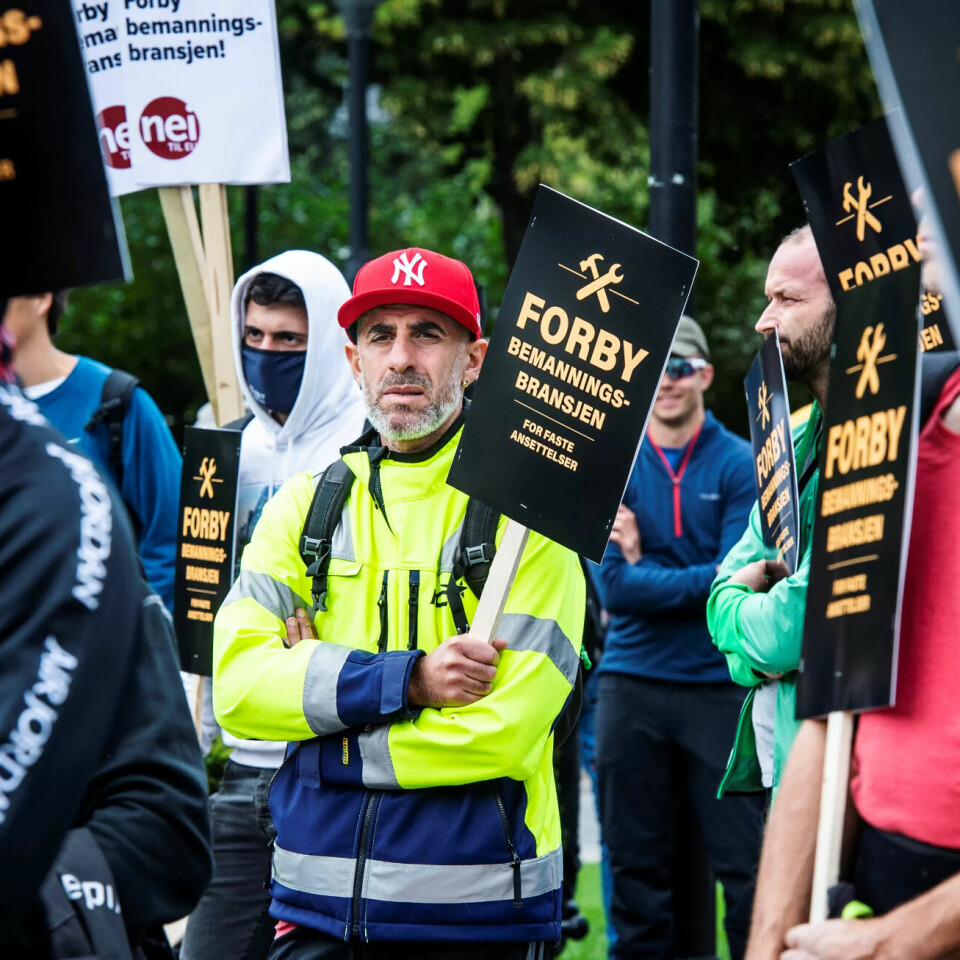 Bygningsarbeiderne har i mange år kjempet for å forby bemanningsnransjen. Nå vedtar Stortinget et forbud mot bemanningsbyråer i byggebransjen i Osloområdet. I tillegg kommer flere andre innstramminger for byråene som leier ut abeidskraft. Bygningsarbeiderne har i mange år kjempet for å forby bemanningsnransjen. Nå vedtar Stortinget et forbud mot bemanningsbyråer i byggebransjen i Osloområdet. I tillegg kommer flere andre innstramminger for byråene som leier ut abeidskraft.