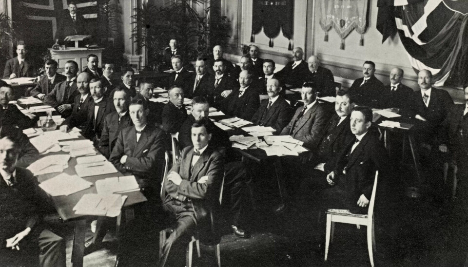 100 ÅR: Stiftelsesmøtet til Norsk Kommunearbeiderforbund startet lørdag 14. februar 1920 og varte i fem dager. På talerstolen ser vi Gunnar Sethil, forbundets første formann. Et verv han hadde de 15 neste åra. 100 ÅR: Stiftelsesmøtet til Norsk Kommunearbeiderforbund startet lørdag 14. februar 1920 og varte i fem dager. På talerstolen ser vi Gunnar Sethil, forbundets første formann. Et verv han hadde de 15 neste åra.