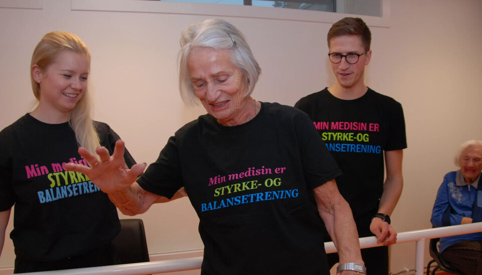 REDD FOR Å FALLE: – Jeg trenger absolutt å trene balanse og muskulatur, sier Tove Siljeholdt (81). Hun har trent med fysioterapeutene på Nordstrand i to år etter kneoperasjon og blodtrykksfall etterpå. Hun har også en smertefull nervesykdom og må ta sterke smertestillende medisin. REDD FOR Å FALLE: – Jeg trenger absolutt å trene balanse og muskulatur, sier Tove Siljeholdt (81). Hun har trent med fysioterapeutene på Nordstrand i to år etter kneoperasjon og blodtrykksfall etterpå. Hun har også en smertefull nervesykdom og må ta sterke smertestillende medisin.
