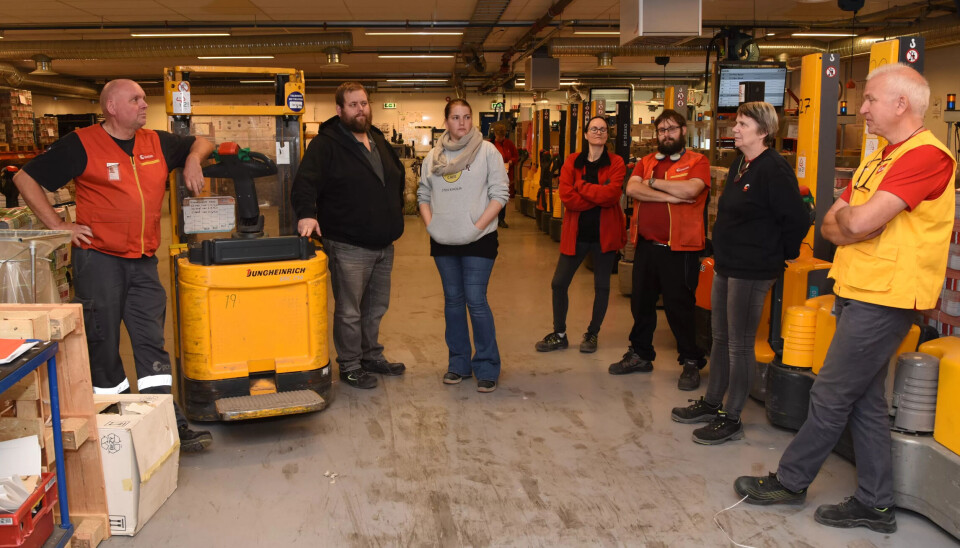 Arnstein Johnsen, Christian Hjemgård, Silje Kristin Kristiansen, Ann Helen Jensen, Bjørnar Lindblom, Vigdis Vigård og Gunnar Kristoffersen opplevde i fjor at Postreklamesenteret i Bodø ble nedlagt. Da fikk de fleste ny jobb på terminalen. Nå skal altså de nye arbeidsplassene legges ned. Arnstein Johnsen, Christian Hjemgård, Silje Kristin Kristiansen, Ann Helen Jensen, Bjørnar Lindblom, Vigdis Vigård og Gunnar Kristoffersen opplevde i fjor at Postreklamesenteret i Bodø ble nedlagt. Da fikk de fleste ny jobb på terminalen. Nå skal altså de nye arbeidsplassene legges ned.