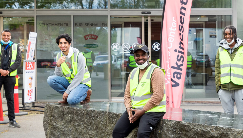 STILLER OPP: Liban Ibrahim (f.v.), Muhammed Fadel al-Khafaji, Rashid Yasin og Zakhariye Ali jobber som trivselsvektere i Bjølsenhallen, og tar imot dem som skal vaksineres. Slik får de etterlengtet arbeidserfaring. Nå skal det også ansettes jenter, noe som blir bra midt i guttedominansen. STILLER OPP: Liban Ibrahim (f.v.), Muhammed Fadel al-Khafaji, Rashid Yasin og Zakhariye Ali jobber som trivselsvektere i Bjølsenhallen, og tar imot dem som skal vaksineres. Slik får de etterlengtet arbeidserfaring. Nå skal det også ansettes jenter, noe som blir bra midt i guttedominansen.