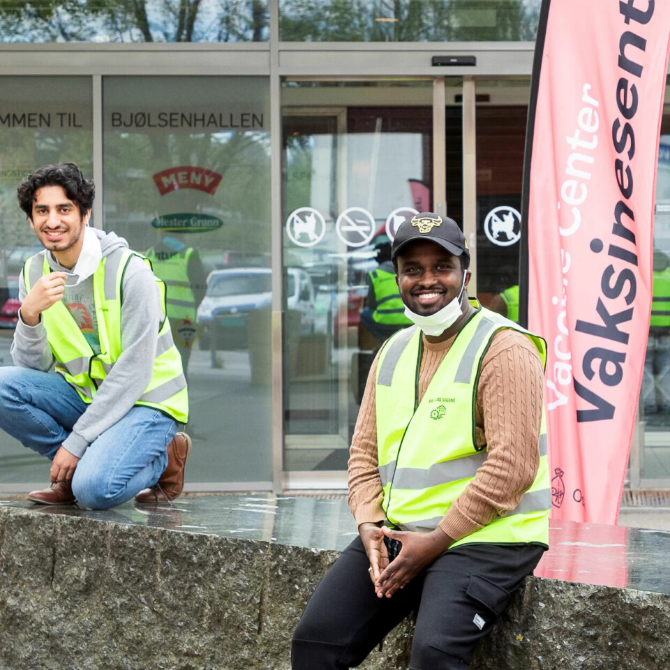 STILLER OPP: Liban Ibrahim (f.v.), Muhammed Fadel al-Khafaji, Rashid Yasin og Zakhariye Ali jobber som trivselsvektere i Bjølsenhallen, og tar imot dem som skal vaksineres. Slik får de etterlengtet arbeidserfaring. Nå skal det også ansettes jenter, noe som blir bra midt i guttedominansen. STILLER OPP: Liban Ibrahim (f.v.), Muhammed Fadel al-Khafaji, Rashid Yasin og Zakhariye Ali jobber som trivselsvektere i Bjølsenhallen, og tar imot dem som skal vaksineres. Slik får de etterlengtet arbeidserfaring. Nå skal det også ansettes jenter, noe som blir bra midt i guttedominansen.