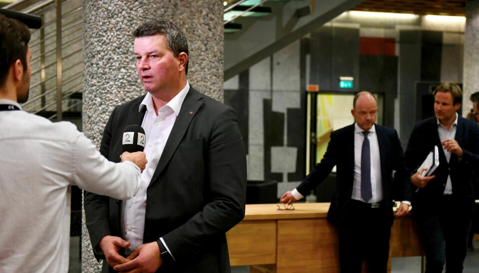 FOR LANG AVSTAND: Det ble ingen enighet mellom LO-leder Hans-Christian Gabrielsen (foran) og NHO-direktør Ole Erik Almlid (i bakgrunnen) under torsdagens forhandlinger. FOR LANG AVSTAND: Det ble ingen enighet mellom LO-leder Hans-Christian Gabrielsen (foran) og NHO-direktør Ole Erik Almlid (i bakgrunnen) under torsdagens forhandlinger.