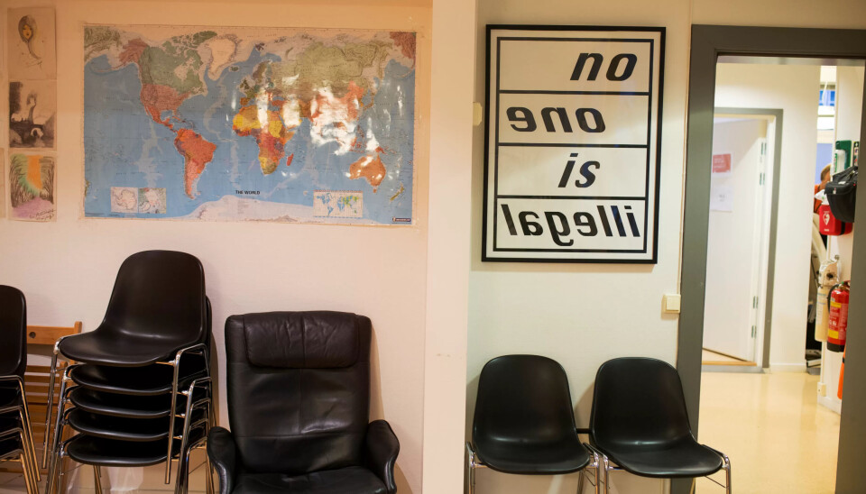 «No one is illegal», står det på trykket fra demonstrasjonene for Palestinerleiren ved Jakobs kirke mellom 2011 og 2012. I tillegg til å gi papirløse helsehjelp skal senteret også jobbe for å endre politiske strukturer. «No one is illegal», står det på trykket fra demonstrasjonene for Palestinerleiren ved Jakobs kirke mellom 2011 og 2012. I tillegg til å gi papirløse helsehjelp skal senteret også jobbe for å endre politiske strukturer.