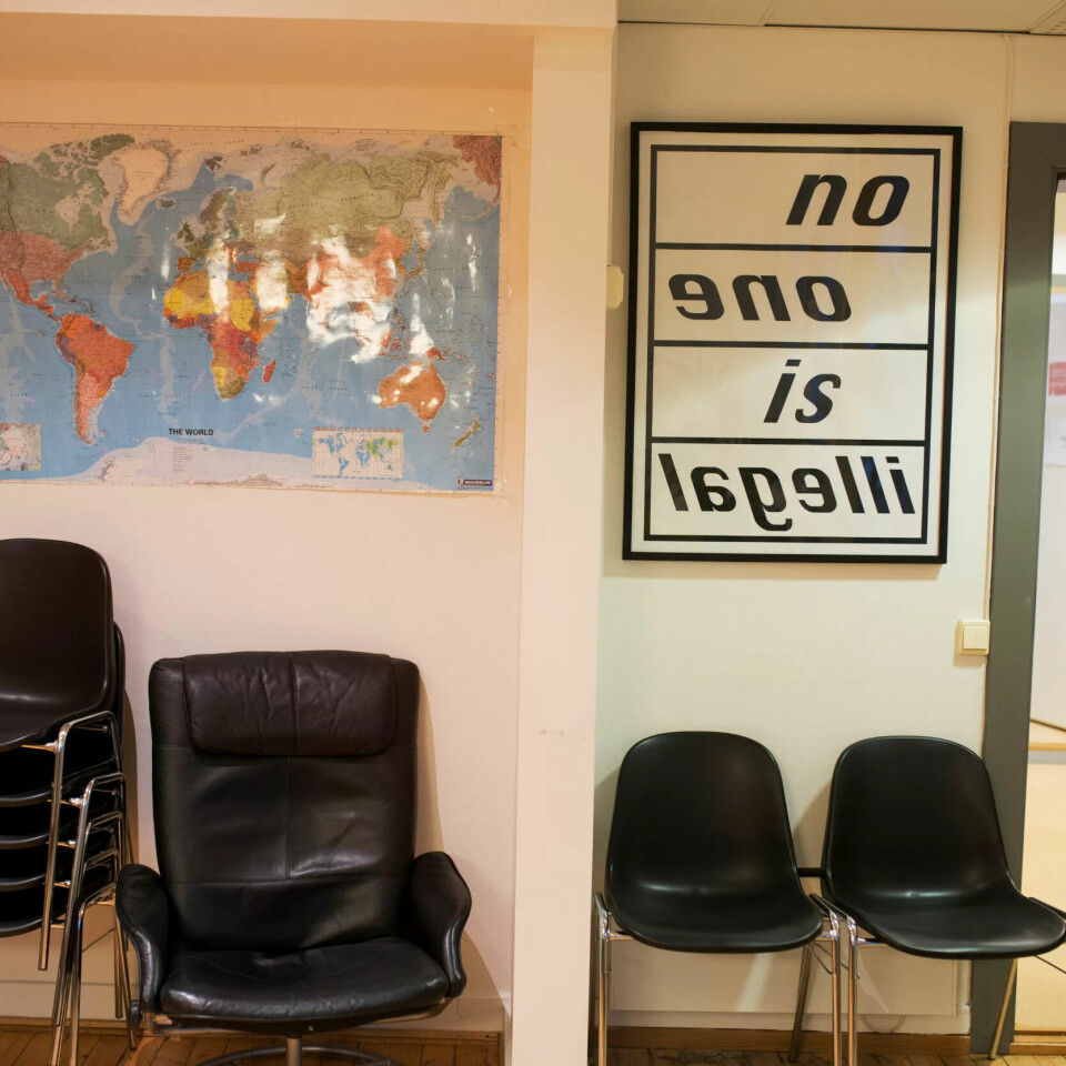 «No one is illegal», står det på trykket fra demonstrasjonene for Palestinerleiren ved Jakobs kirke mellom 2011 og 2012. I tillegg til å gi papirløse helsehjelp skal senteret også jobbe for å endre politiske strukturer. «No one is illegal», står det på trykket fra demonstrasjonene for Palestinerleiren ved Jakobs kirke mellom 2011 og 2012. I tillegg til å gi papirløse helsehjelp skal senteret også jobbe for å endre politiske strukturer.