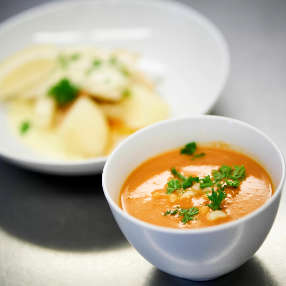 DAGENS MIDDAG: Lokal torsk med Sandefjordsmør, ovnsbakte rotgrønnsaker og kortreist potet. Pluss tomatsuppe med makaroni. DAGENS MIDDAG: Lokal torsk med Sandefjordsmør, ovnsbakte rotgrønnsaker og kortreist potet. Pluss tomatsuppe med makaroni.