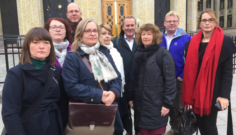 Fagbevegelsen stiller tungt opp på Stortinget for å markere motstand mot outsourcingen av IT ved Helse Sør-Øst. Fra venstre Sissel Skoghaug (Fagforbundet), Rita Sleipnes Barlo, Ola Mannsåker (Nito), Brynhild Asperud (Nito), Hjørdis Henriksen (El- og IT-forbundet), Vidar Hennum (El- og IT-forbundet), Reidun Wahl (El- og IT-forbundet), Hans Martin Aase (Fagforbundet) og Anne Cathrine Berger (Nito). Fagbevegelsen stiller tungt opp på Stortinget for å markere motstand mot outsourcingen av IT ved Helse Sør-Øst. Fra venstre Sissel Skoghaug (Fagforbundet), Rita Sleipnes Barlo, Ola Mannsåker (Nito), Brynhild Asperud (Nito), Hjørdis Henriksen (El- og IT-forbundet), Vidar Hennum (El- og IT-forbundet), Reidun Wahl (El- og IT-forbundet), Hans Martin Aase (Fagforbundet) og Anne Cathrine Berger (Nito).