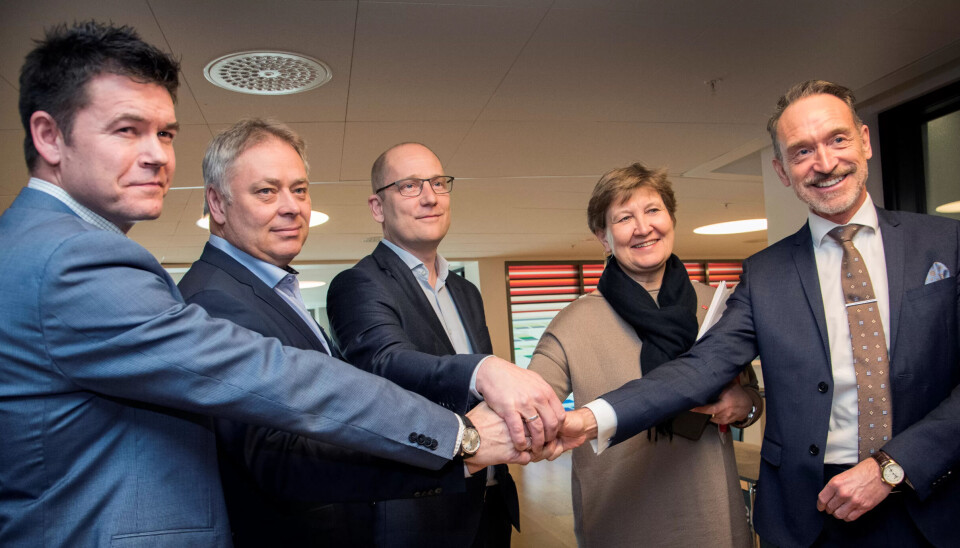 ENIGE: De brukte bare en drøy time på å bli enige. Fra v: Jan Olav Birkenhagen Akademikerne Kommune, Erik Kollerud, YS Kommune, Steffen Handal Unio, Mette Nord LO Kommune og Tor Arne Gangsø, KS. ENIGE: De brukte bare en drøy time på å bli enige. Fra v: Jan Olav Birkenhagen Akademikerne Kommune, Erik Kollerud, YS Kommune, Steffen Handal Unio, Mette Nord LO Kommune og Tor Arne Gangsø, KS.