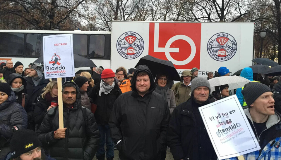 Nå begynner folk å samles på Eidsvolls plass i Oslo. Nå begynner folk å samles på Eidsvolls plass i Oslo.