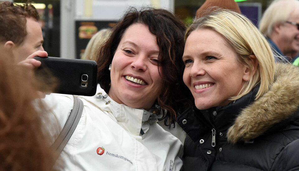 Folk flokket seg rundt Frp-politiker Sylvi Listhaug for å få tatt selfie med den tidligere justisministeren. Folk flokket seg rundt Frp-politiker Sylvi Listhaug for å få tatt selfie med den tidligere justisministeren.