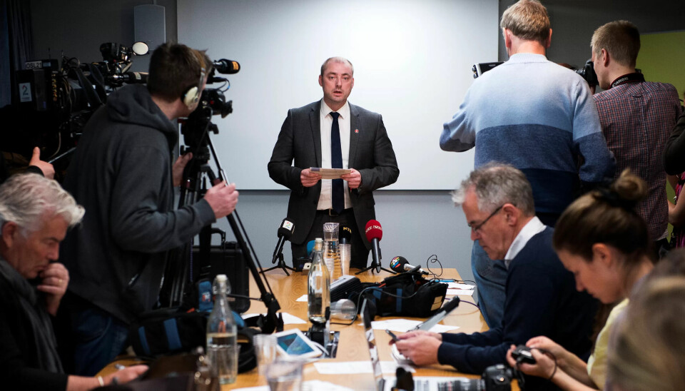 FRA PRESSEMØTET: Arbeids- og sosialminister Robert Eriksson skal ha vurdert Lystads stilling over lengre tid FRA PRESSEMØTET: Arbeids- og sosialminister Robert Eriksson skal ha vurdert Lystads stilling over lengre tid