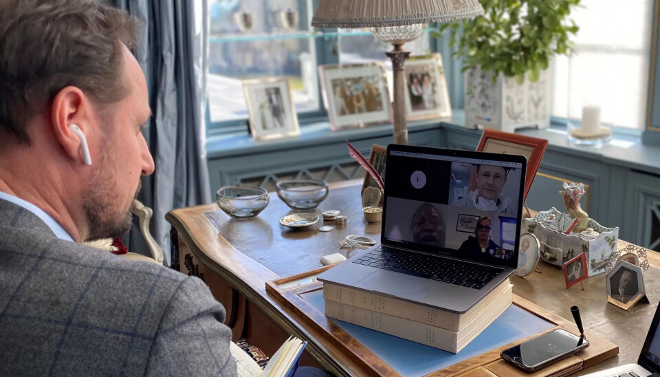 Kronprins Haakon har videomøte med tre renholdere . Kronprins Haakon har videomøte med tre renholdere .