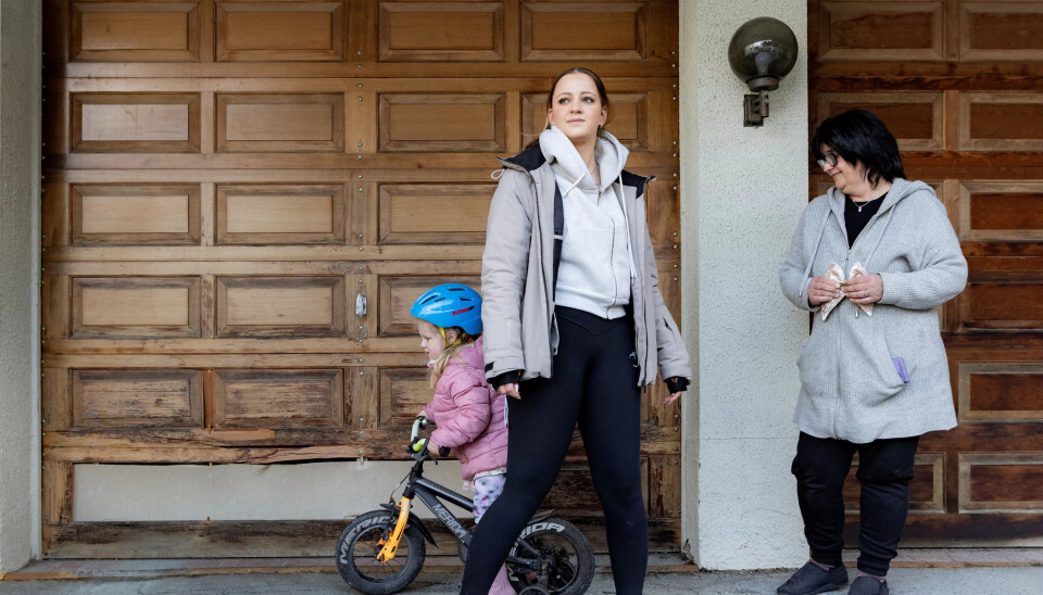 STORFAMILIE: Moren, Anniken Sandvik (50), har kommet ut på gårdsplassen sammen med barnebarnet Tale (3), som er på besøk. STORFAMILIE: Moren, Anniken Sandvik (50), har kommet ut på gårdsplassen sammen med barnebarnet Tale (3), som er på besøk.