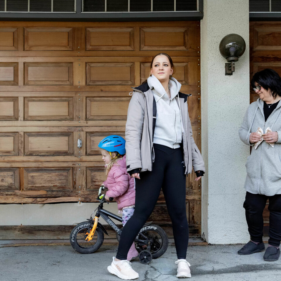 STORFAMILIE: Moren, Anniken Sandvik (50), har kommet ut på gårdsplassen sammen med barnebarnet Tale (3), som er på besøk. STORFAMILIE: Moren, Anniken Sandvik (50), har kommet ut på gårdsplassen sammen med barnebarnet Tale (3), som er på besøk.