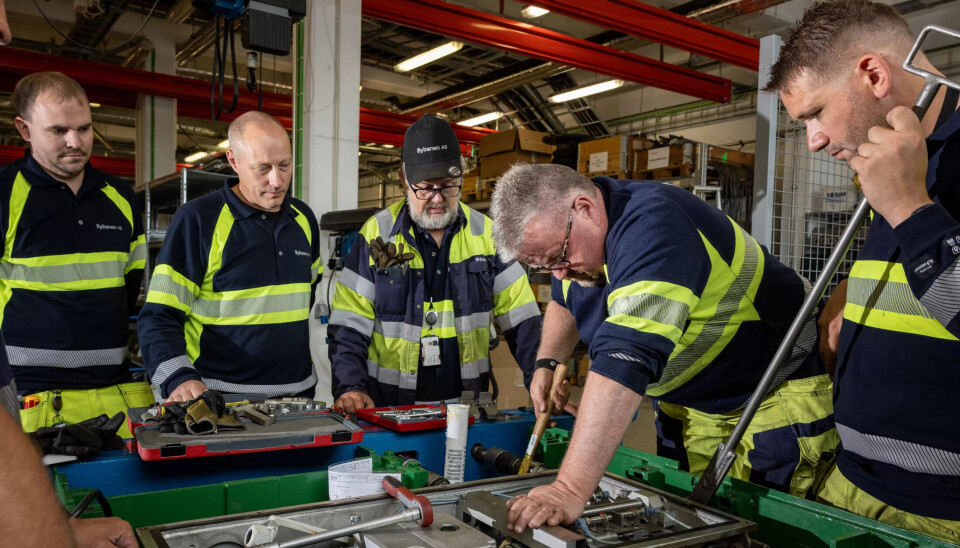 SAMARBEID: Jobben med drivmaskinen og den defekte delen starter på verkstedet sør for byen før alt kjøres ned i sentrum for utskiftning og montering midt i sporet. Her jobber (f.v) Thomas Gassmann, Kristian Hellebø, Per Tofte, Hans Gjerde, Geir Rune Bjørgen og Kristoffer Andre’ Kaland. SAMARBEID: Jobben med drivmaskinen og den defekte delen starter på verkstedet sør for byen før alt kjøres ned i sentrum for utskiftning og montering midt i sporet. Her jobber (f.v) Thomas Gassmann, Kristian Hellebø, Per Tofte, Hans Gjerde, Geir Rune Bjørgen og Kristoffer Andre’ Kaland.