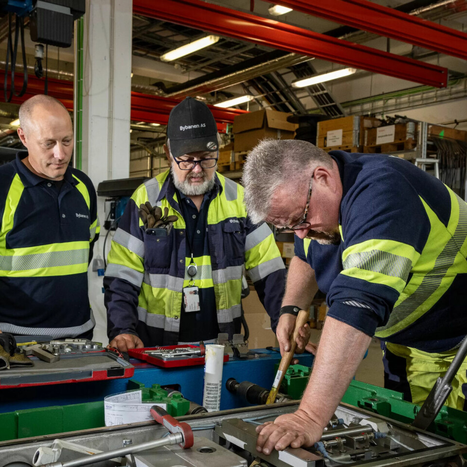 SAMARBEID: Jobben med drivmaskinen og den defekte delen starter på verkstedet sør for byen før alt kjøres ned i sentrum for utskiftning og montering midt i sporet. Her jobber (f.v) Thomas Gassmann, Kristian Hellebø, Per Tofte, Hans Gjerde, Geir Rune Bjørgen og Kristoffer Andre’ Kaland. SAMARBEID: Jobben med drivmaskinen og den defekte delen starter på verkstedet sør for byen før alt kjøres ned i sentrum for utskiftning og montering midt i sporet. Her jobber (f.v) Thomas Gassmann, Kristian Hellebø, Per Tofte, Hans Gjerde, Geir Rune Bjørgen og Kristoffer Andre’ Kaland.