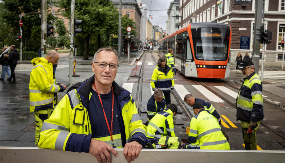 SMÅ MARGINER: – Jobben er krevende, vi har små marginer. Men vi får det til, sier Dag Madsen i Bybanen. Han håper på byggestart av bybanesporet nordover fra sentrum mot bydelen Åsane, og at det kan være i gang i 2025 - som det sittende byrådet ønsker seg. Spørsmålet er også hvor stor del av regningen Staten tar. SMÅ MARGINER: – Jobben er krevende, vi har små marginer. Men vi får det til, sier Dag Madsen i Bybanen. Han håper på byggestart av bybanesporet nordover fra sentrum mot bydelen Åsane, og at det kan være i gang i 2025 - som det sittende byrådet ønsker seg. Spørsmålet er også hvor stor del av regningen Staten tar.