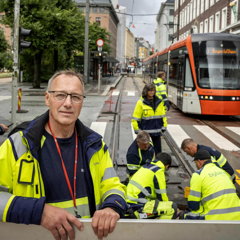 SMÅ MARGINER: – Jobben er krevende, vi har små marginer. Men vi får det til, sier Dag Madsen i Bybanen. Han håper på byggestart av bybanesporet nordover fra sentrum mot bydelen Åsane, og at det kan være i gang i 2025 - som det sittende byrådet ønsker seg. Spørsmålet er også hvor stor del av regningen Staten tar. SMÅ MARGINER: – Jobben er krevende, vi har små marginer. Men vi får det til, sier Dag Madsen i Bybanen. Han håper på byggestart av bybanesporet nordover fra sentrum mot bydelen Åsane, og at det kan være i gang i 2025 - som det sittende byrådet ønsker seg. Spørsmålet er også hvor stor del av regningen Staten tar.