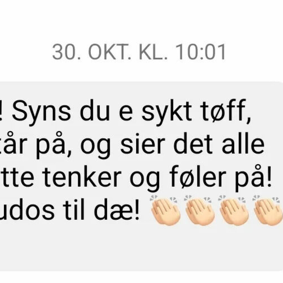 STØTTE: Gro-Anita Olsen Sætrum seier folk har ringt, sendt SMS eller skrive til ho på Facebook Messenger med støtt etter ho sto fram i NRK med at ho blei kalla inn til møte med sjefen og jurist etter Facebook-deling av ein tidlegare NRK-artikkel. STØTTE: Gro-Anita Olsen Sætrum seier folk har ringt, sendt SMS eller skrive til ho på Facebook Messenger med støtt etter ho sto fram i NRK med at ho blei kalla inn til møte med sjefen og jurist etter Facebook-deling av ein tidlegare NRK-artikkel.