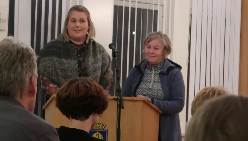 Fagforbundets Turid Dalen (t.h) er hovedtillitsvalgt i Fitjar kommune. Hun liker ikke vedtaket der åtte ledere får opp mot 20.000 ekstra koronakroner. Her i kommunestyresalen sammen med Ragnhild Prestbø for å få politikerne til ikke å kutte i bemanningen ved Fitjar bo- og behandlingssenter. Fagforbundets Turid Dalen (t.h) er hovedtillitsvalgt i Fitjar kommune. Hun liker ikke vedtaket der åtte ledere får opp mot 20.000 ekstra koronakroner. Her i kommunestyresalen sammen med Ragnhild Prestbø for å få politikerne til ikke å kutte i bemanningen ved Fitjar bo- og behandlingssenter.