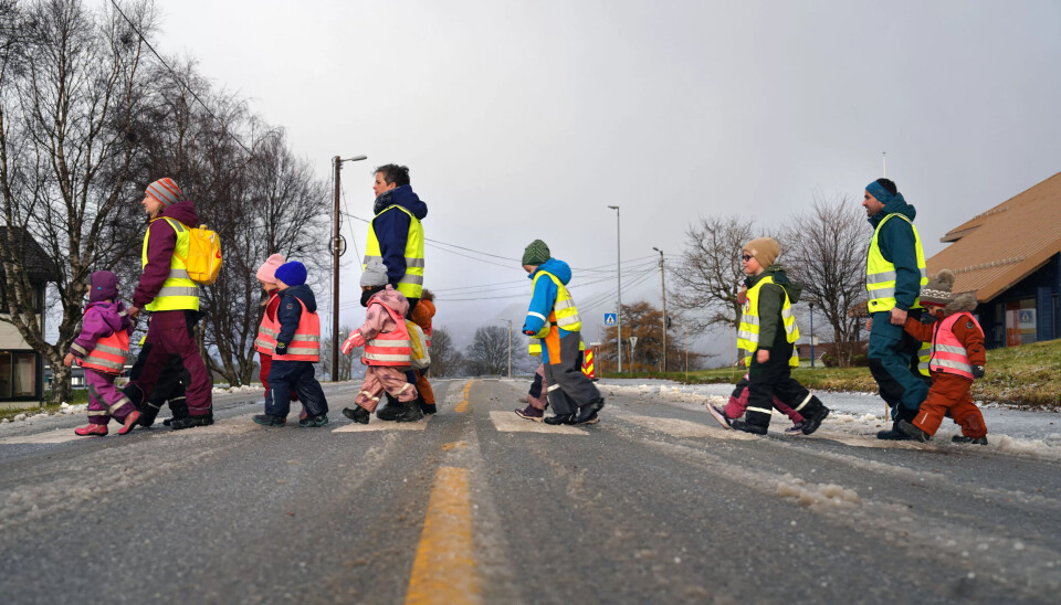 KLÆR ETTER VÆR: Uansett vær går gjengen fra Selje barnehage i Stad på besøk til Seljetunet hver eneste fredag. Helga Helgesen Rutledal, pedagogisk leder i front, Malin Arvidsson, pedagogisk leder i midten og Hishyar Abdulkarim, fagarbeider bakerst. KLÆR ETTER VÆR: Uansett vær går gjengen fra Selje barnehage i Stad på besøk til Seljetunet hver eneste fredag. Helga Helgesen Rutledal, pedagogisk leder i front, Malin Arvidsson, pedagogisk leder i midten og Hishyar Abdulkarim, fagarbeider bakerst.