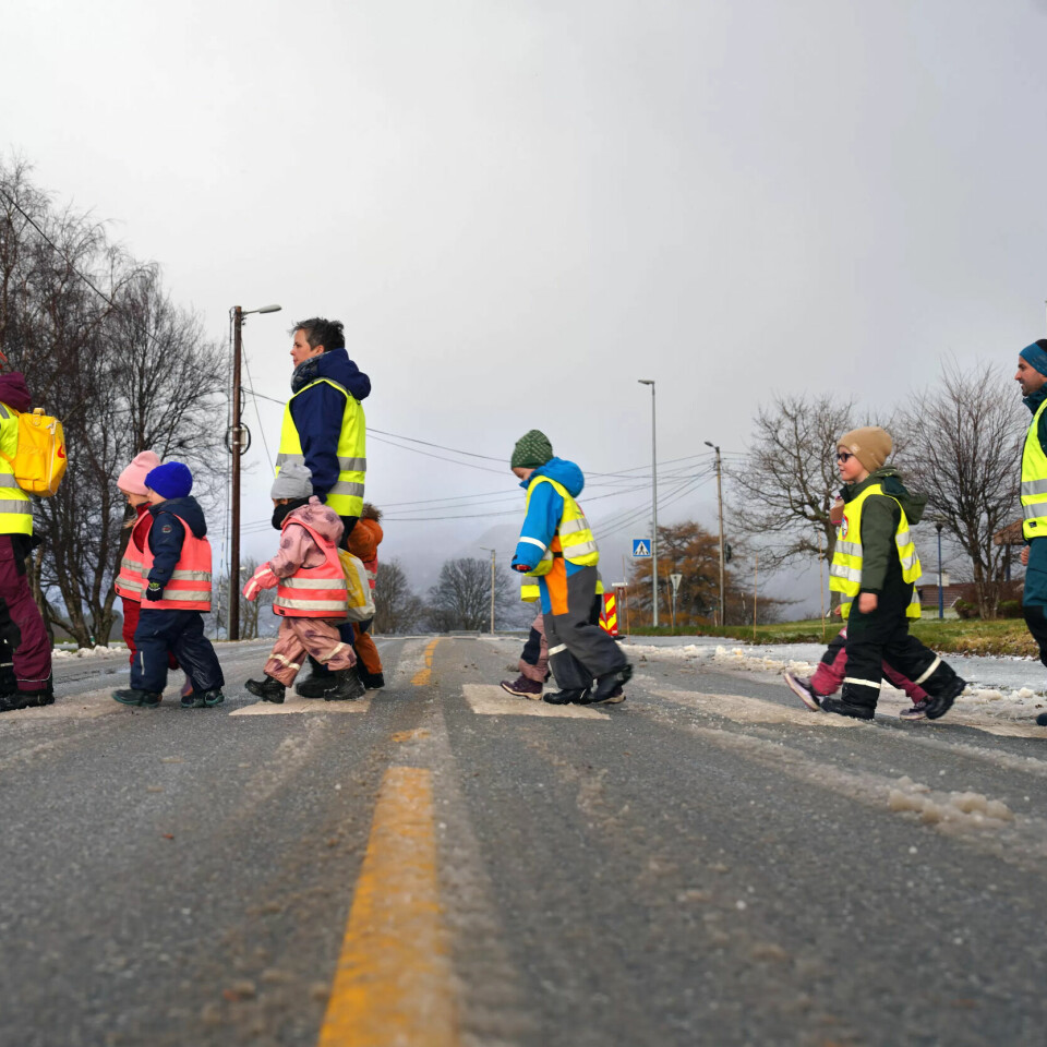 KLÆR ETTER VÆR: Uansett vær går gjengen fra Selje barnehage i Stad på besøk til Seljetunet hver eneste fredag. Helga Helgesen Rutledal, pedagogisk leder i front, Malin Arvidsson, pedagogisk leder i midten og Hishyar Abdulkarim, fagarbeider bakerst. KLÆR ETTER VÆR: Uansett vær går gjengen fra Selje barnehage i Stad på besøk til Seljetunet hver eneste fredag. Helga Helgesen Rutledal, pedagogisk leder i front, Malin Arvidsson, pedagogisk leder i midten og Hishyar Abdulkarim, fagarbeider bakerst.
