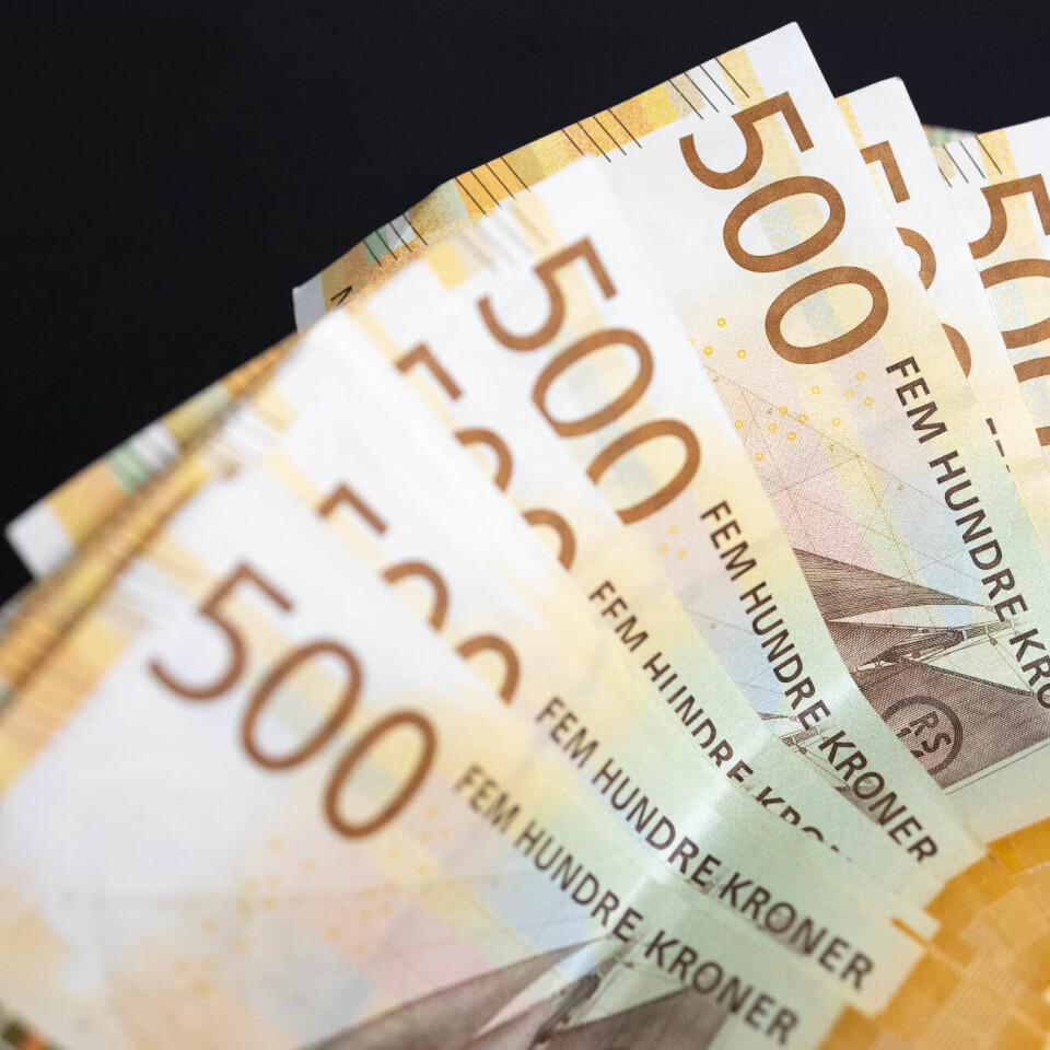 LO og NHO er uenige om hvorfor nordmenns inntekter faller. LO og NHO er uenige om hvorfor nordmenns inntekter faller.