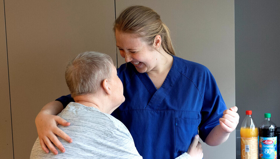 Beboere og ansatte, som Leif Egil Aanonsen og Amalie Christina Poppe, kjenner hverandre godt. Beboere og ansatte, som Leif Egil Aanonsen og Amalie Christina Poppe, kjenner hverandre godt.