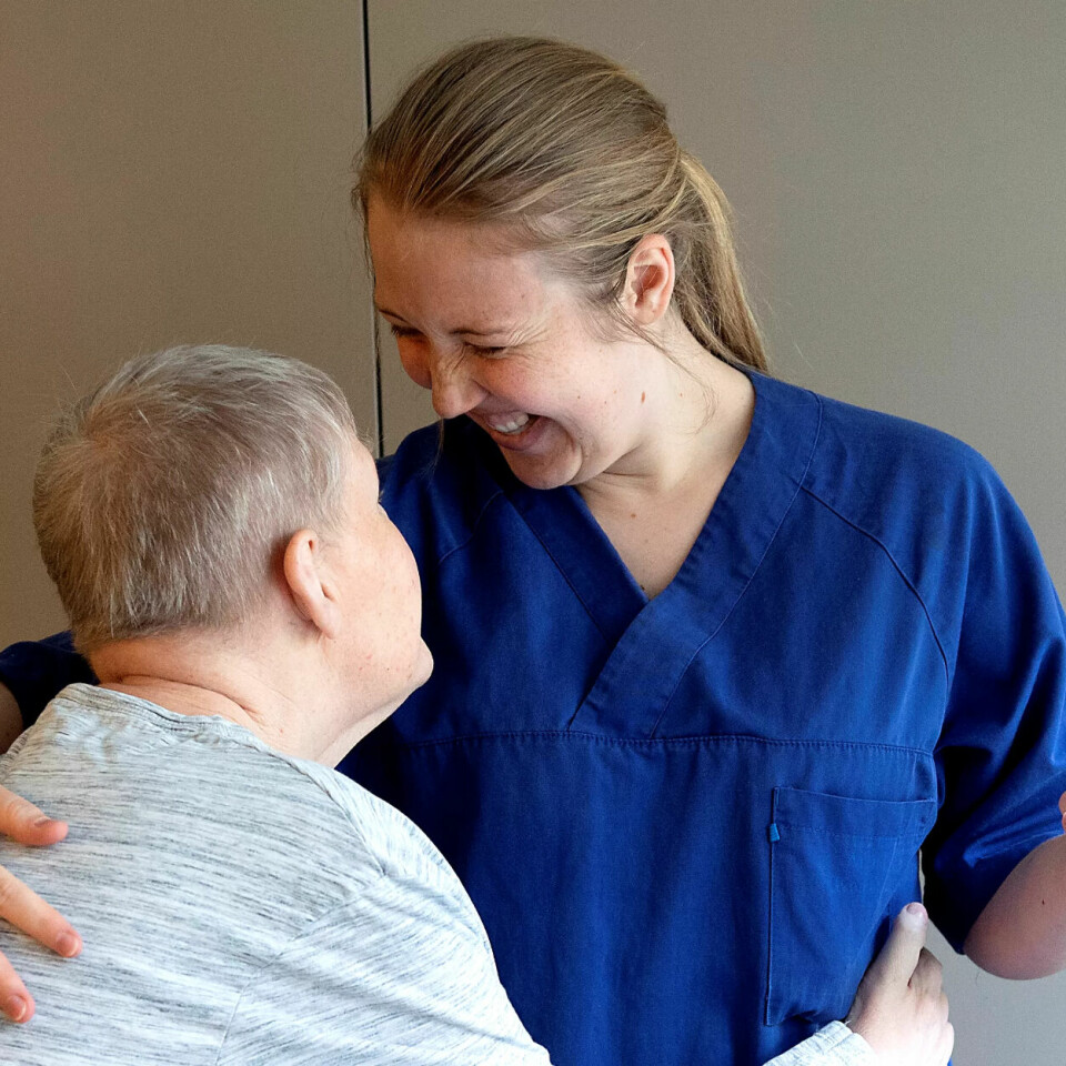 Beboere og ansatte, som Leif Egil Aanonsen og Amalie Christina Poppe, kjenner hverandre godt. Beboere og ansatte, som Leif Egil Aanonsen og Amalie Christina Poppe, kjenner hverandre godt.