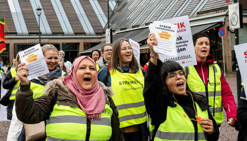 Anne Heidi Simonsen (t.v.) og Aylin Campos ropte ut sine krav om en bedre pensjon. - Det er helt fantastisk oppmøte, dette får fram følelser, sier Campos til Fagbladet. Anne Heidi Simonsen (t.v.) og Aylin Campos ropte ut sine krav om en bedre pensjon. - Det er helt fantastisk oppmøte, dette får fram følelser, sier Campos til Fagbladet.