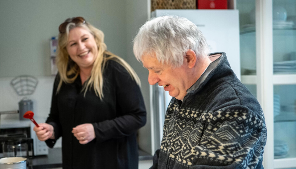 INTERESSSANT: John Terje Lokøen er blant dem som gjerne gir en håndsrekning under matlaging. – Andre plasserer seg i en sofa eller i en saccosekk midt i kjøkkenet og nyter lukta, forteller Hilde Solberg. INTERESSSANT: John Terje Lokøen er blant dem som gjerne gir en håndsrekning under matlaging. – Andre plasserer seg i en sofa eller i en saccosekk midt i kjøkkenet og nyter lukta, forteller Hilde Solberg.