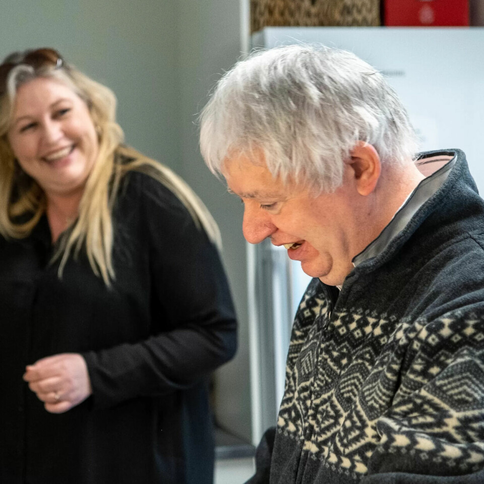 INTERESSSANT: John Terje Lokøen er blant dem som gjerne gir en håndsrekning under matlaging. – Andre plasserer seg i en sofa eller i en saccosekk midt i kjøkkenet og nyter lukta, forteller Hilde Solberg. INTERESSSANT: John Terje Lokøen er blant dem som gjerne gir en håndsrekning under matlaging. – Andre plasserer seg i en sofa eller i en saccosekk midt i kjøkkenet og nyter lukta, forteller Hilde Solberg.