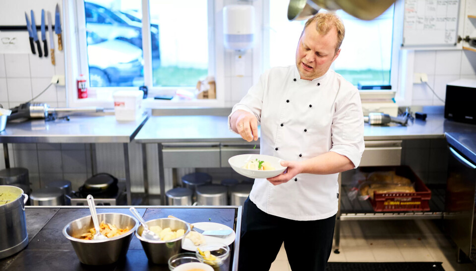 SE TORSKEN: Bjørn Erik Vangen har vekslet mellom å være gründer og institusjonskokk etter han gikk ut fra Trondheim kokk- og stuertskole. Her tilbereder han dagens kortreiste torskemåltid. SE TORSKEN: Bjørn Erik Vangen har vekslet mellom å være gründer og institusjonskokk etter han gikk ut fra Trondheim kokk- og stuertskole. Her tilbereder han dagens kortreiste torskemåltid.
