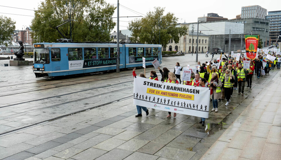 Her marsjerer 400 streikende barnehagearbeidere mot arbeidsgivernes kontorer