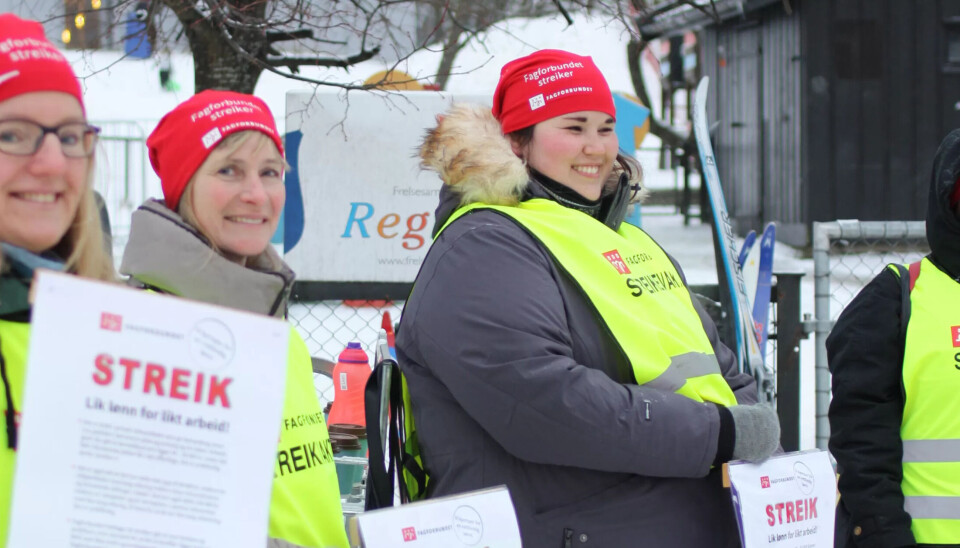 TAR KAMPEN: Liv Dagrun Fosse, Kristin De Paoli, Kristin Helene Adams og Linda Rosendahl streiker for at ansatte i privat omsorg skal ha lik lønn som sine kollegaer i offentlig sektor. TAR KAMPEN: Liv Dagrun Fosse, Kristin De Paoli, Kristin Helene Adams og Linda Rosendahl streiker for at ansatte i privat omsorg skal ha lik lønn som sine kollegaer i offentlig sektor.