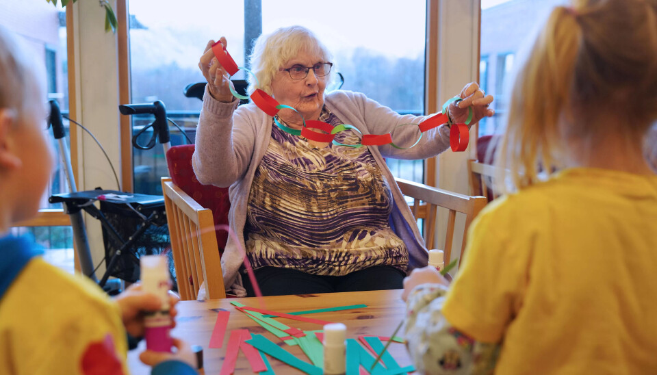 STORTRIVES: Hver eneste fredag sitter Alma Sørpoll klar i andre etasje rett utenfor heisen og tar imot gjengen som kommer fra Selge barnehage. Ekspert på å lage julelenker og spille spill. STORTRIVES: Hver eneste fredag sitter Alma Sørpoll klar i andre etasje rett utenfor heisen og tar imot gjengen som kommer fra Selge barnehage. Ekspert på å lage julelenker og spille spill.