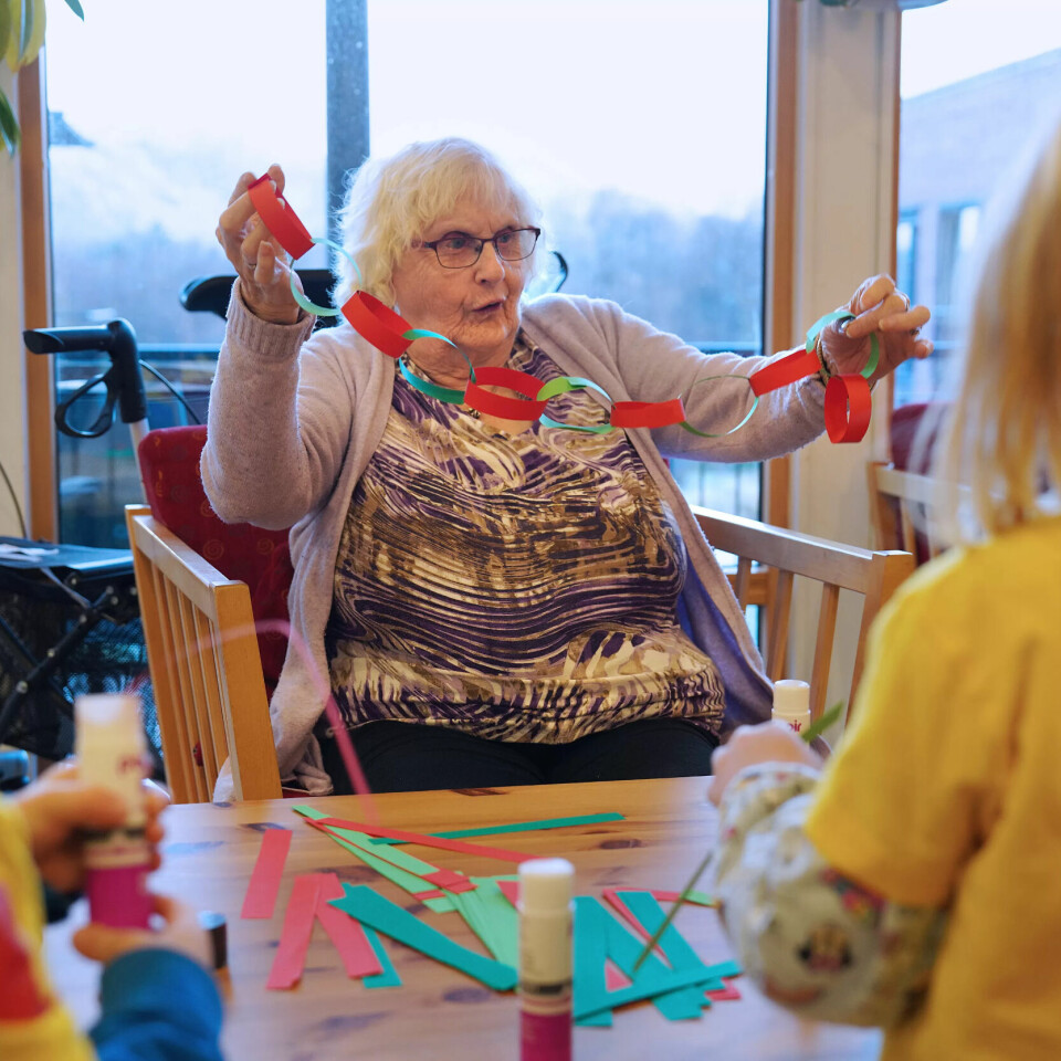 STORTRIVES: Hver eneste fredag sitter Alma Sørpoll klar i andre etasje rett utenfor heisen og tar imot gjengen som kommer fra Selge barnehage. Ekspert på å lage julelenker og spille spill. STORTRIVES: Hver eneste fredag sitter Alma Sørpoll klar i andre etasje rett utenfor heisen og tar imot gjengen som kommer fra Selge barnehage. Ekspert på å lage julelenker og spille spill.