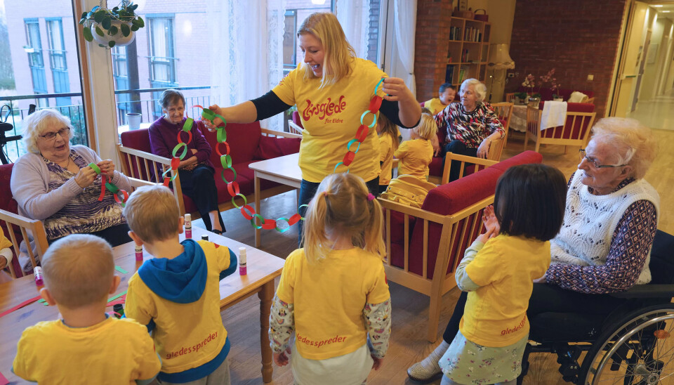 WOW: Nikita, Espen, Eiril og Ane ser på den lange julelenka som pedagogisk leder Helga Rutledal holder opp. I sofaen sitter to trofaste deltakere på fredagsbesøket, Alma Sørpoll og Ingerd Brunvoll Aarsheim og Ane Drabløs i rullestolen. WOW: Nikita, Espen, Eiril og Ane ser på den lange julelenka som pedagogisk leder Helga Rutledal holder opp. I sofaen sitter to trofaste deltakere på fredagsbesøket, Alma Sørpoll og Ingerd Brunvoll Aarsheim og Ane Drabløs i rullestolen.