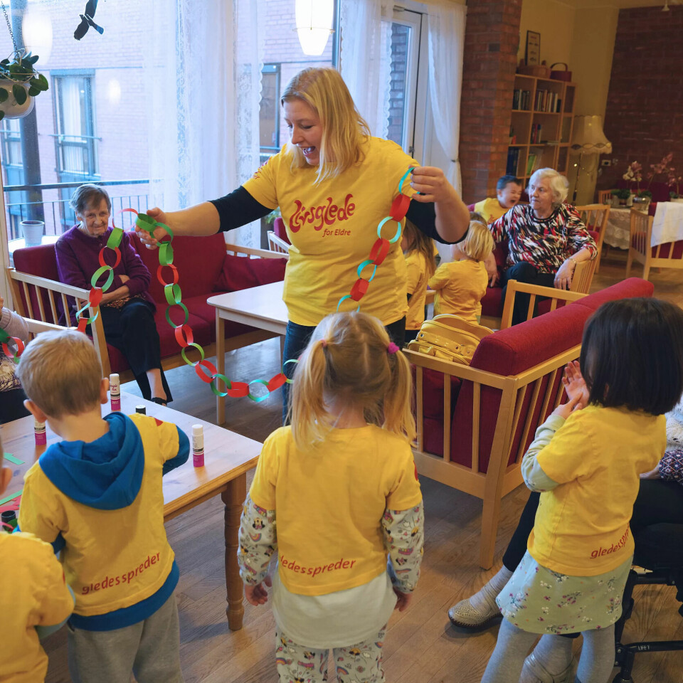 WOW: Nikita, Espen, Eiril og Ane ser på den lange julelenka som pedagogisk leder Helga Rutledal holder opp. I sofaen sitter to trofaste deltakere på fredagsbesøket, Alma Sørpoll og Ingerd Brunvoll Aarsheim og Ane Drabløs i rullestolen. WOW: Nikita, Espen, Eiril og Ane ser på den lange julelenka som pedagogisk leder Helga Rutledal holder opp. I sofaen sitter to trofaste deltakere på fredagsbesøket, Alma Sørpoll og Ingerd Brunvoll Aarsheim og Ane Drabløs i rullestolen.