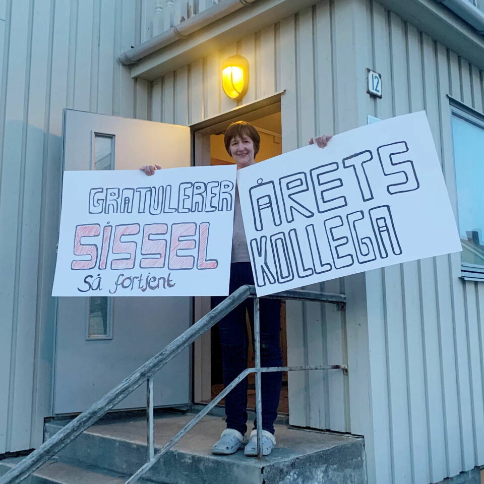 VELFORTJENT: Sissel Pedersen holder opp to av plakatene kollegene kom med da de troppet opp utenfor huset hennes i Bodø. VELFORTJENT: Sissel Pedersen holder opp to av plakatene kollegene kom med da de troppet opp utenfor huset hennes i Bodø.