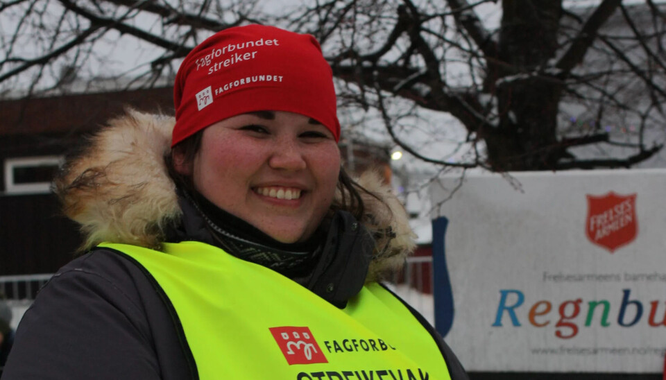 TAR EN FOR LAGET: Kristin Helene Adams og de andre ansatte i Frelsesarmeens barnehager har gode særavtaler som gjør at de ikke tjener så mye mindre enn sine kollegaer i kommunale barnehager. De synes likevel det er viktig at andre på samme tariffavtale uten like gode særavtaler skal få høyere lønn. TAR EN FOR LAGET: Kristin Helene Adams og de andre ansatte i Frelsesarmeens barnehager har gode særavtaler som gjør at de ikke tjener så mye mindre enn sine kollegaer i kommunale barnehager. De synes likevel det er viktig at andre på samme tariffavtale uten like gode særavtaler skal få høyere lønn.