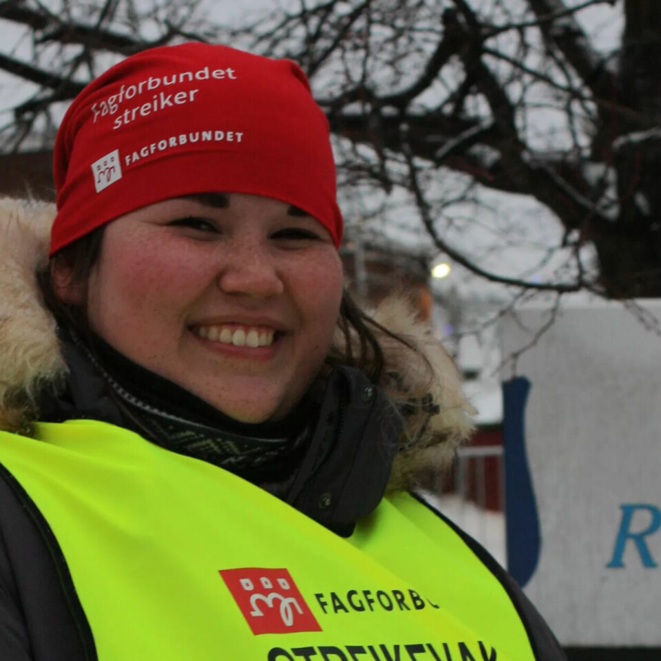 TAR EN FOR LAGET: Kristin Helene Adams og de andre ansatte i Frelsesarmeens barnehager har gode særavtaler som gjør at de ikke tjener så mye mindre enn sine kollegaer i kommunale barnehager. De synes likevel det er viktig at andre på samme tariffavtale uten like gode særavtaler skal få høyere lønn. TAR EN FOR LAGET: Kristin Helene Adams og de andre ansatte i Frelsesarmeens barnehager har gode særavtaler som gjør at de ikke tjener så mye mindre enn sine kollegaer i kommunale barnehager. De synes likevel det er viktig at andre på samme tariffavtale uten like gode særavtaler skal få høyere lønn.