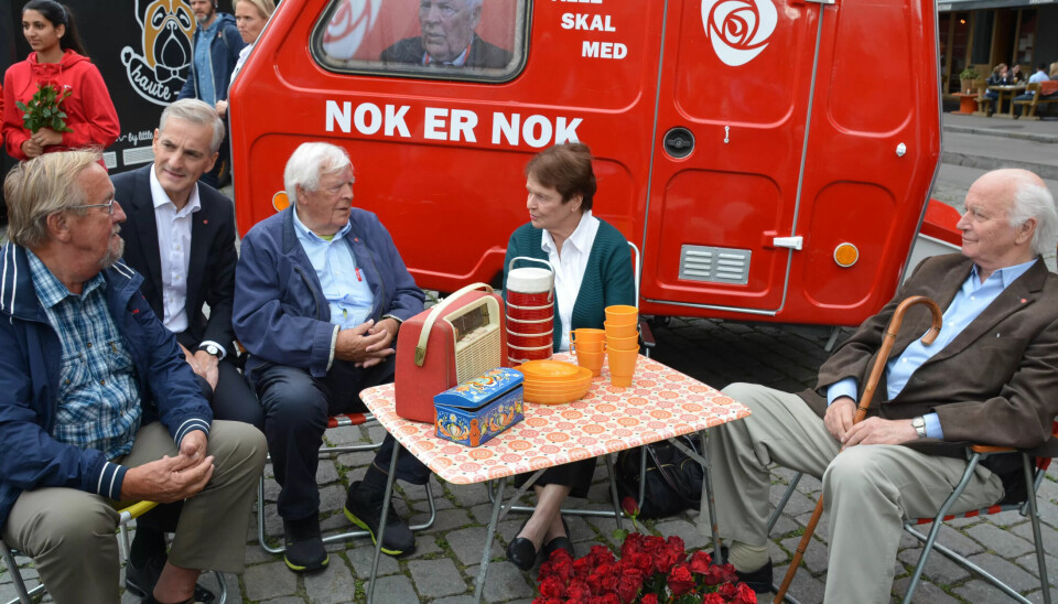 Samlet på campingstolene. fra venstre Yngve Hågensen, Jonas Gahr Støre, Thorbjørn Berntsen, Gro Harlem Brundtland og Thorvald Stoltenberg. Samlet på campingstolene. fra venstre Yngve Hågensen, Jonas Gahr Støre, Thorbjørn Berntsen, Gro Harlem Brundtland og Thorvald Stoltenberg.