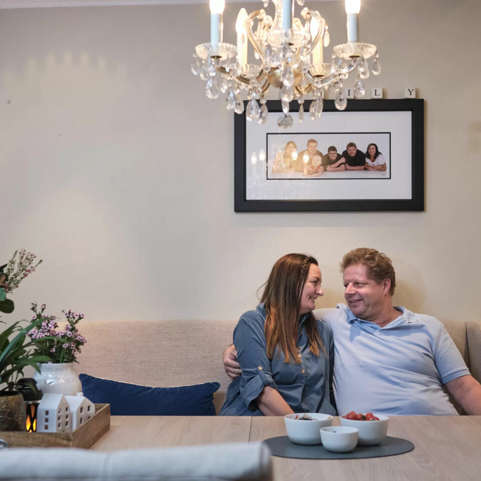 Sammen om utfordringene: Rolf og Monica har vært et par nesten like lenge som Rolf har jobbet som feier. Det siste året har vært tøft, men Rolfs avslappede tilnærming til livet, har også gjort det lettere for Monica å beholde roen. Sammen om utfordringene: Rolf og Monica har vært et par nesten like lenge som Rolf har jobbet som feier. Det siste året har vært tøft, men Rolfs avslappede tilnærming til livet, har også gjort det lettere for Monica å beholde roen.