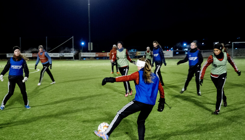OPPVARMING: Emilie Nilsen har god ballkontroll og holder de andre spillerne unna under oppvarmingen. OPPVARMING: Emilie Nilsen har god ballkontroll og holder de andre spillerne unna under oppvarmingen.