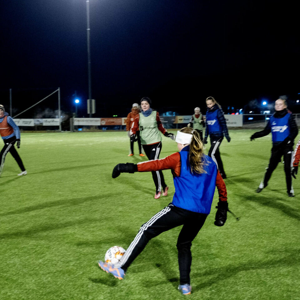 OPPVARMING: Emilie Nilsen har god ballkontroll og holder de andre spillerne unna under oppvarmingen. OPPVARMING: Emilie Nilsen har god ballkontroll og holder de andre spillerne unna under oppvarmingen.