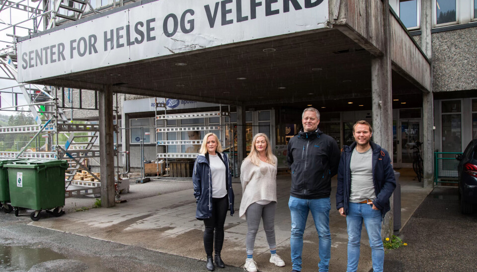 HELSEHUS: Heidi Bakke, Helen Christin Haug, Jarle Hammen og Kenneth Myren Bakken utenfor helsehuset der ROP-tilbudet i bygda administreres. HELSEHUS: Heidi Bakke, Helen Christin Haug, Jarle Hammen og Kenneth Myren Bakken utenfor helsehuset der ROP-tilbudet i bygda administreres.