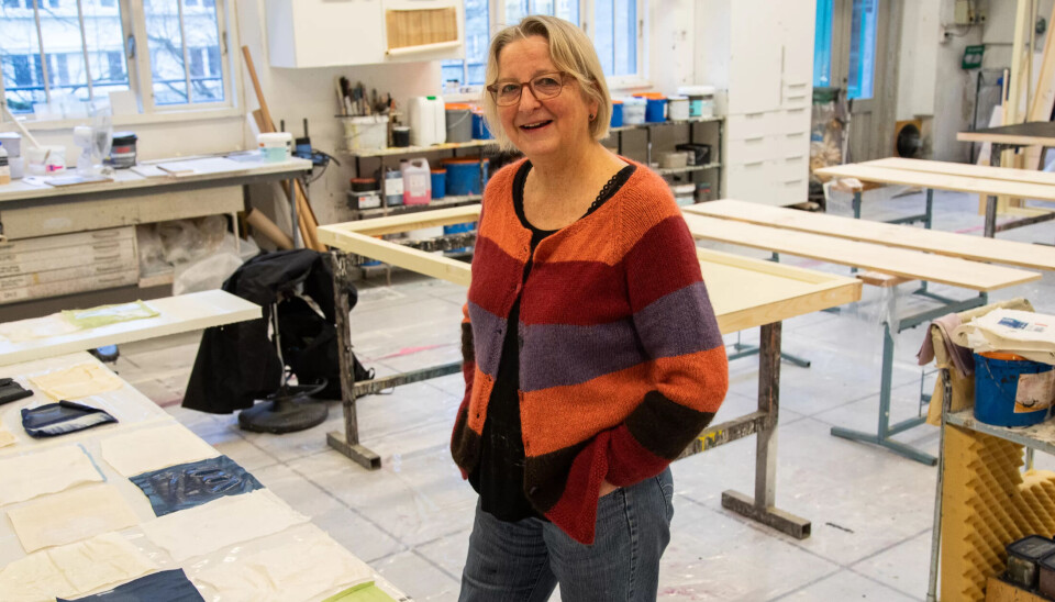 ER ET TEAM: Som leder er Nina Seim faglig ansvarlig for arbeidet og hun har personalansvar for tre malere, samt tekstil- og rekvisittmaker. ER ET TEAM: Som leder er Nina Seim faglig ansvarlig for arbeidet og hun har personalansvar for tre malere, samt tekstil- og rekvisittmaker.